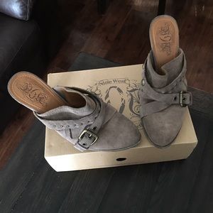 Women tan shoe
